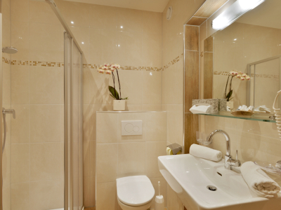 Hotel-Garni-Jenewein-Mayrhofen-Hauptstrasse-452-Petra-Sinnhuber-Zimmer-8-Badezimmer.jpg