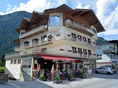 Hotel-Garni-Jenewein-Mayrhofen-Hauptstrasse-452-Petra-Sinnhuber-Haus-aussen-06-2015.jpg