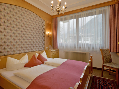 Hotel-Garni-Jenewein-Mayrhofen-Hauptstrasse-452-Petra-Sinnhuber-Ferienwohnung-1-Schlafzimmer.jpg