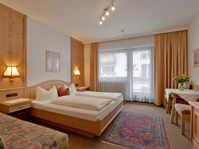 Hotel-Garni-Jenewein-Mayrhofen-Hauptstrasse-452-Petra-Sinnhuber-Zimmer-7.jpg